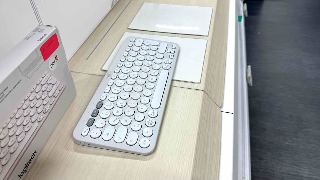 Seitenansicht einer getesteten Logitech-Tastatur.