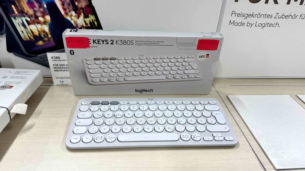 Im Test: Eine Logitech-Tastatur steht vor dem Originalverpackungskarton.