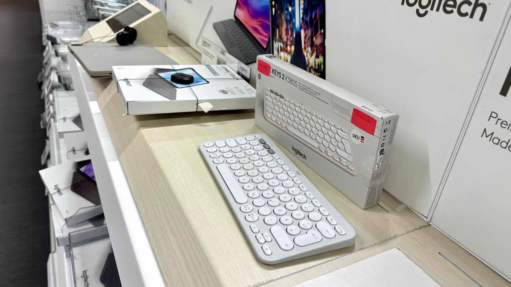 Eine Logitech-Tastatur liegt zum testen vor der Originalverpackung und zwischen anderen Geräten.