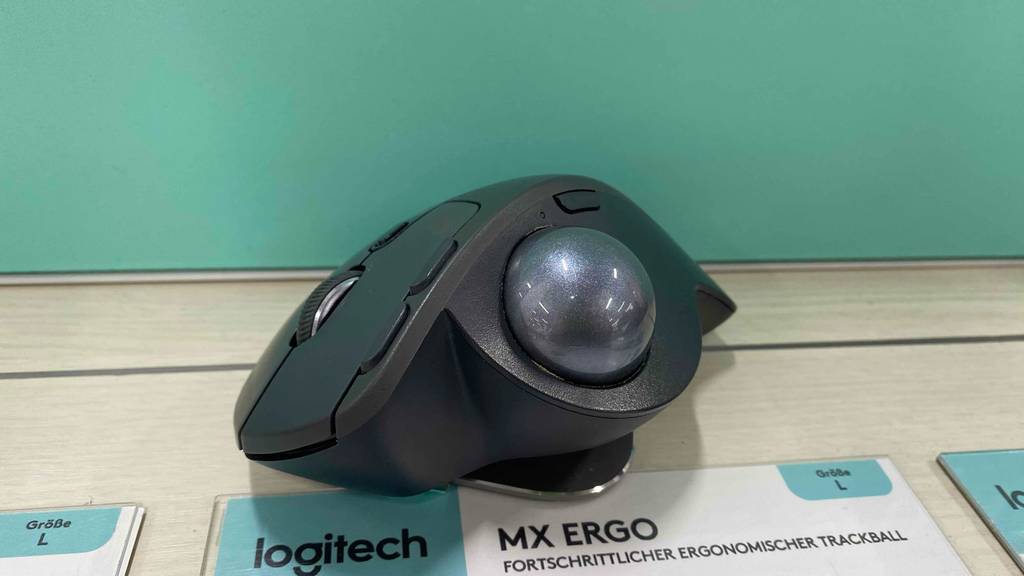 Trackball-Maus im Test: Produkt vor grünem Hintergrund.