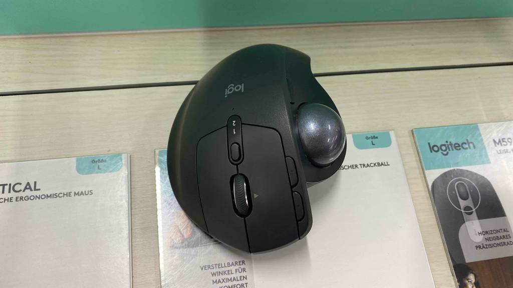 Trackball-Maus getestet: Maus liegt auf ebener Fläche.