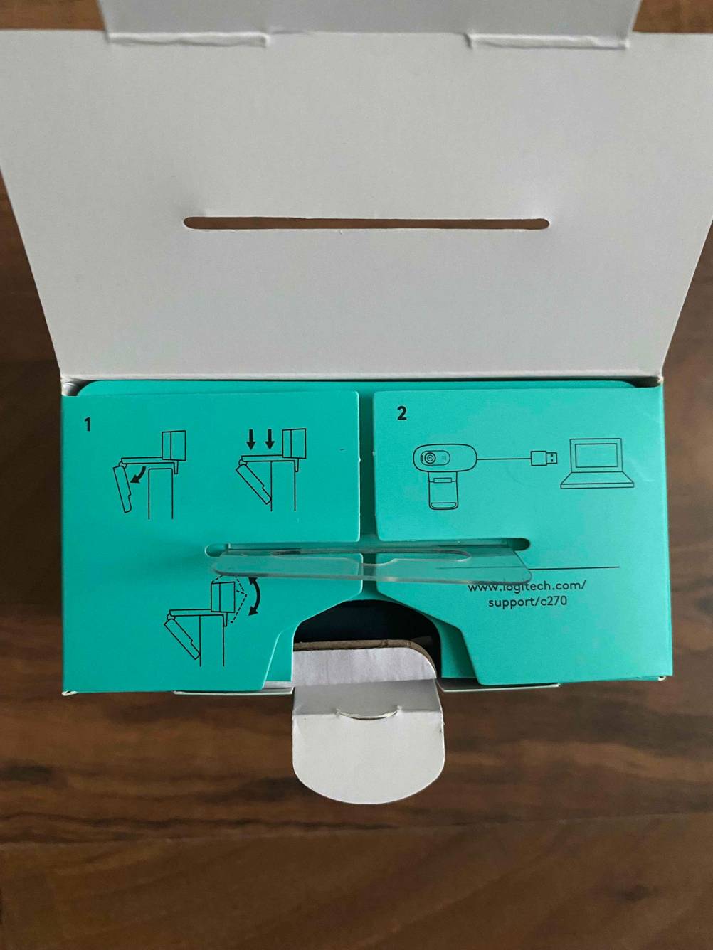 Geöffnete Verpackung von einer getesteten Logitech-Webcam.