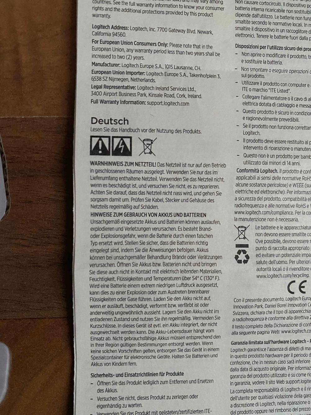 Nahaufnahme der Warnhinweise auf der Rückseite einer Packung der getesteten Logitech-Webcam.