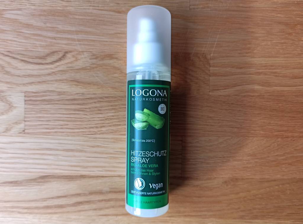 Ein Hitzeschutzspray auf einem Tisch liegend.