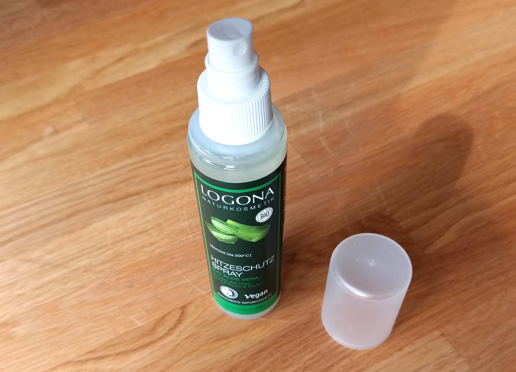 Ein Hitzeschutzspray auf einem Holztisch stehend.