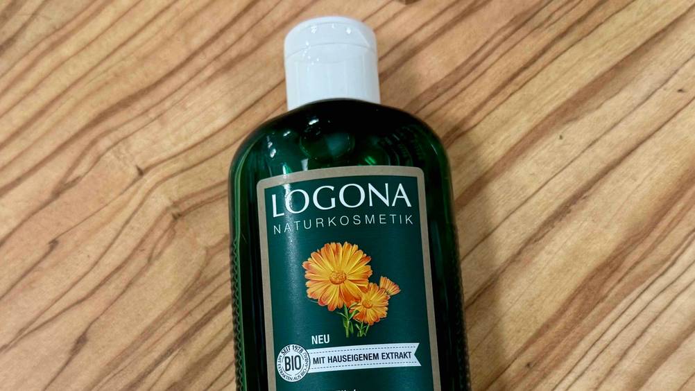 Logona-Shampoo getestet: Nahaufnahme der Verschlusskappe und des Logos auf der Flasche.