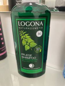 Eine grüne Shampoo Flasche der Marke Logona