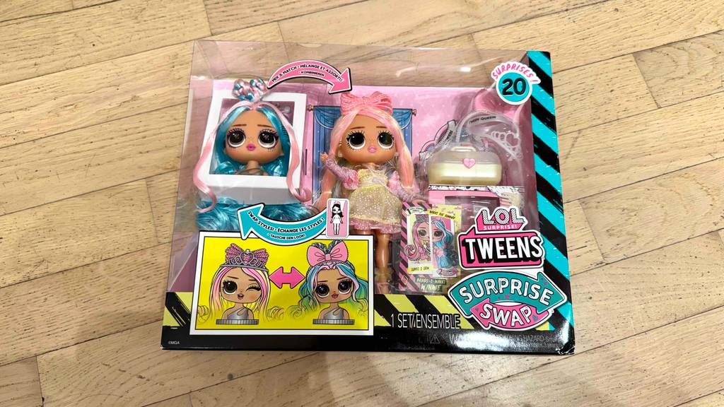 Eine Packung mit Tweens-LOL-Puppen liegt zum testen auf einem Holzboden.