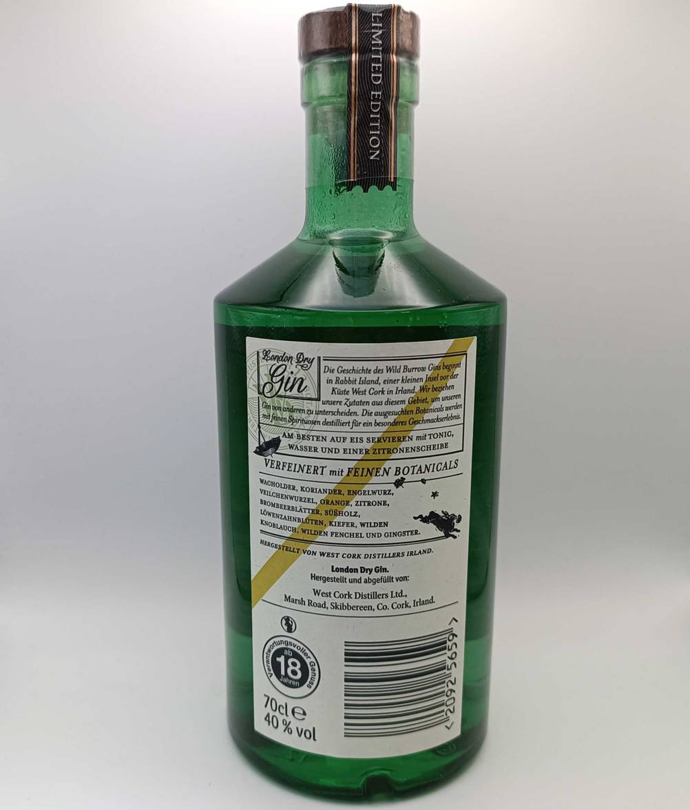 Getestet: Rückseite einer Flasche London-Dry-Gins auf einer hellen Fläche.