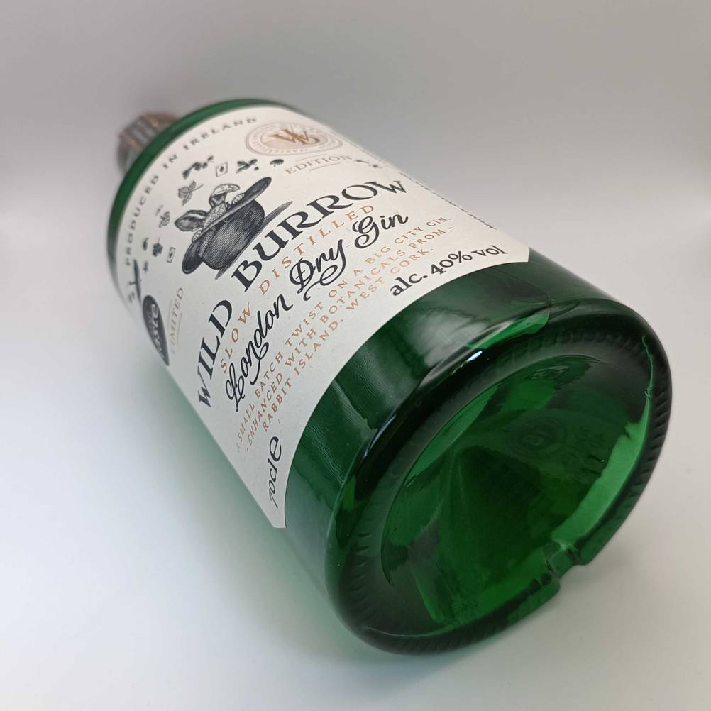 London-Dry-Gin getestet: Nahaufnahme des Bodens einer Flasche.