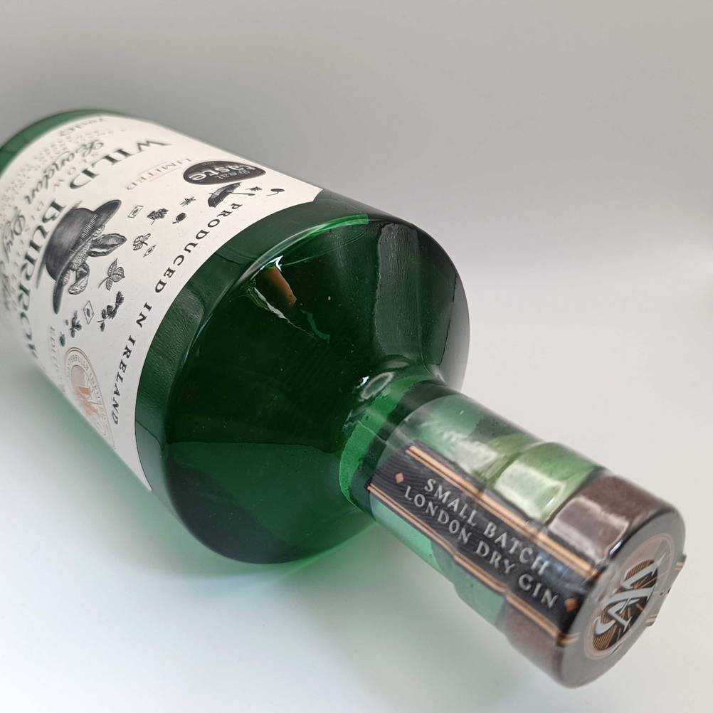 Nahaufnahme der Banderole auf dem Flaschenhals einer Flasche des getesteten London-Dry-Gins.