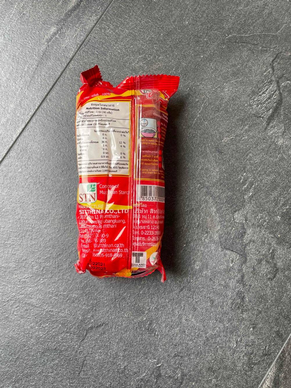 Rückseite einer Packung der getesteten Glasnudeln auf einer dunklen Fläche.