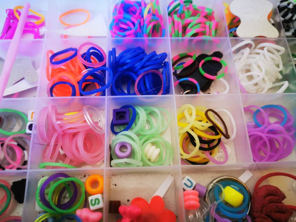 Loom-Bänder im Test: In einer Schachtel sind die Bänder farblich sortiert.