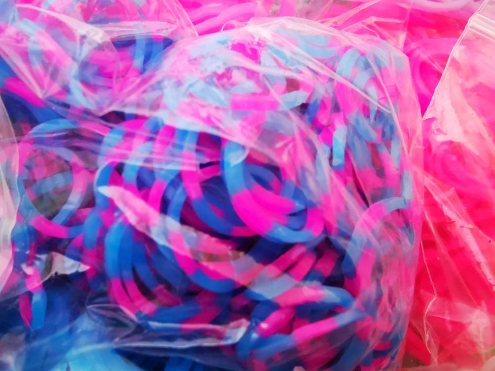Loom-Bänder getestet: Nahaufnahme der Bänder in blau-pink.