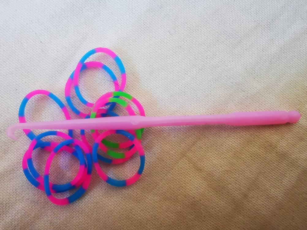 Loom-Bänder-Test: Über den Bänder liegt die Häckelnadel.