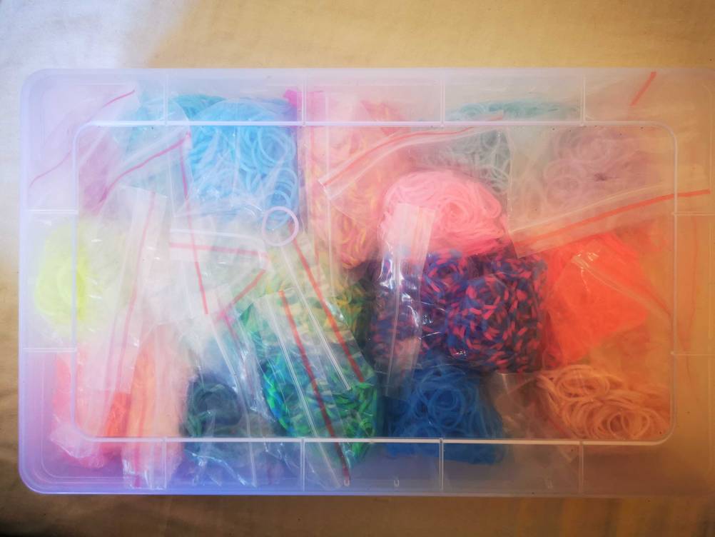 Eine geschlossene transparente Kiste mit Loom-Bänder im Test.