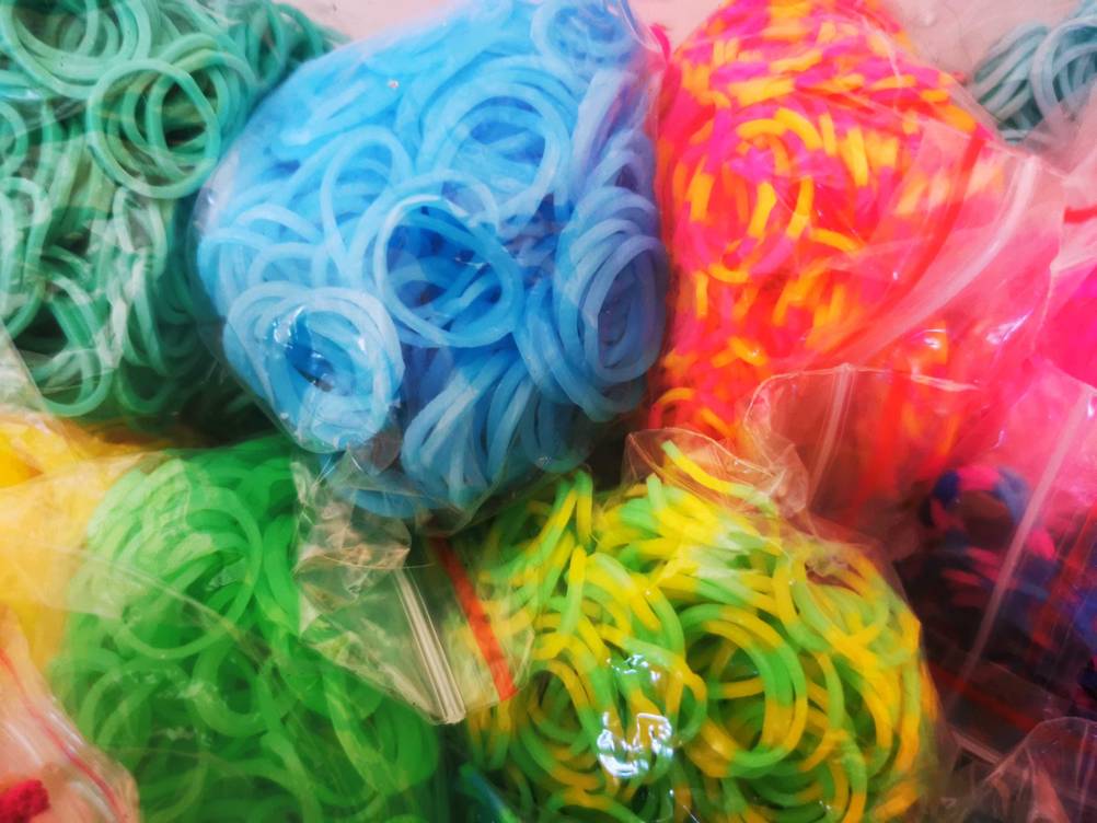 Loom-Bänder-Test: Nahaufnahme mehrerer Farben.