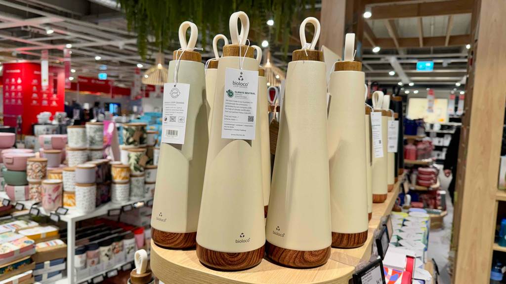 Edelstahl-Trinkflaschen-Test: Mehrere Modelle in Beige stehen nebeneinander auf einem Verkaufsregal.