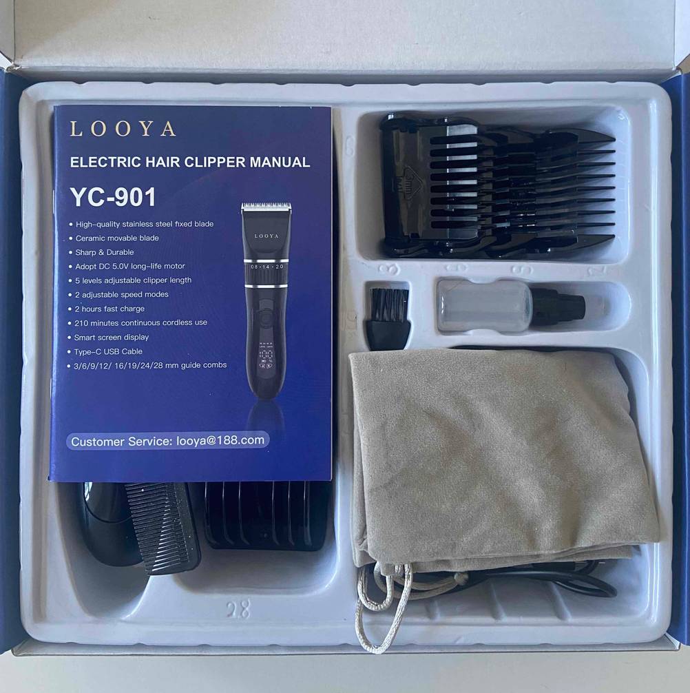 Elektrisches getestetes Haarschneideset YC-901 von Looya befindet sich in seiner geöffneten Produktverpackung auf weißem Untergrund.