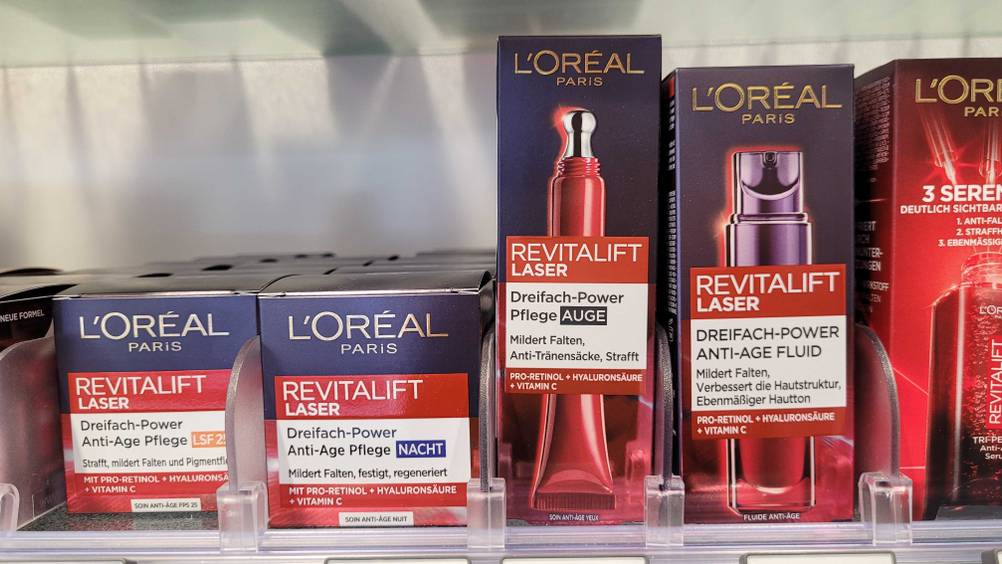 Die getestete L'Oréal-Augencreme neben anderen Produkten in einem Verkaufsregal.