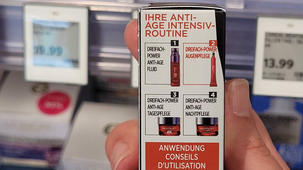 Seitenansicht der Verpackung der getesteten L'Oréal-Augencreme mit Grafiken.