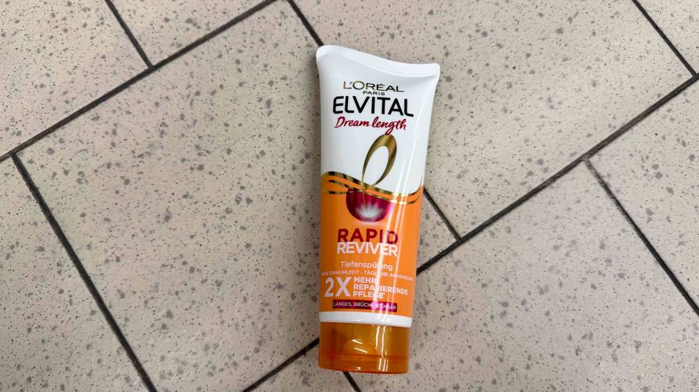 L'Oreal-Haarkur getestet: Eine Tube von oben auf einer Fließenfläche.