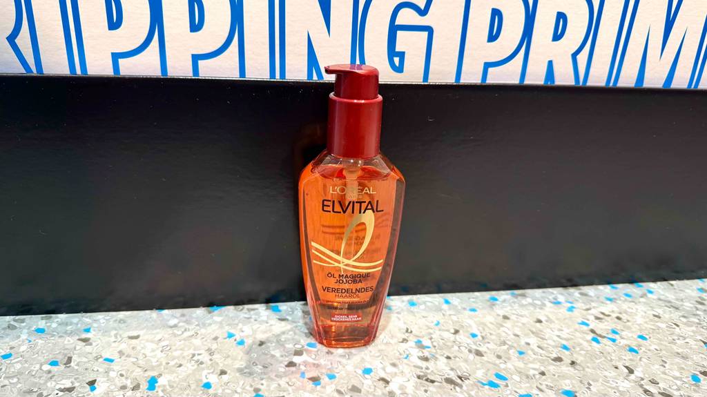 Blick auf den Spender einer Flasche getestete Loreal-Haarpflege.