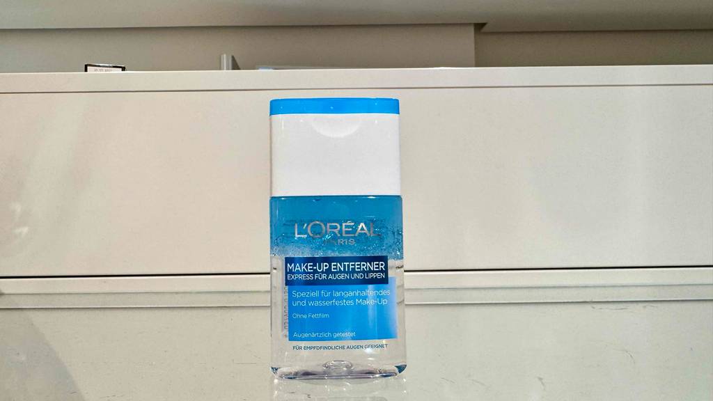 Make-Up-Entferner-Test: Eine Quetschflasche mit L’Oréal Make-Up-Entferner steht vor einem weißen Hintergrund.