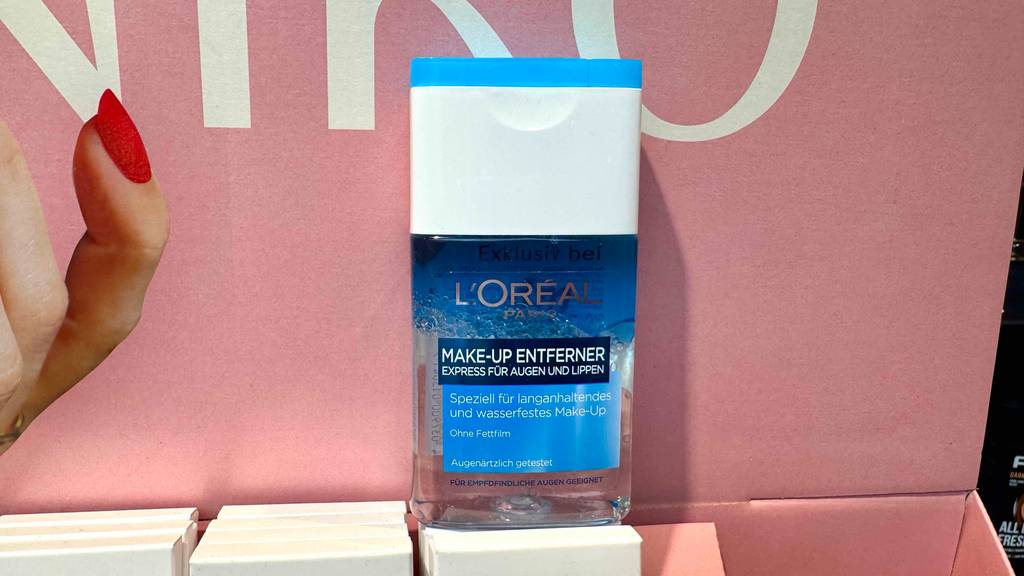 Getestet: Eine Quetschflasche mit L’Oréal Make-Up-Entferner im Test steht vor einem rosafarbenen Hintergrund.