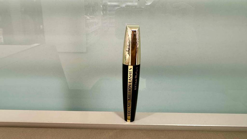 Loreal-Mascara-Test: der Behälter hat einen goldenen Verschluss.