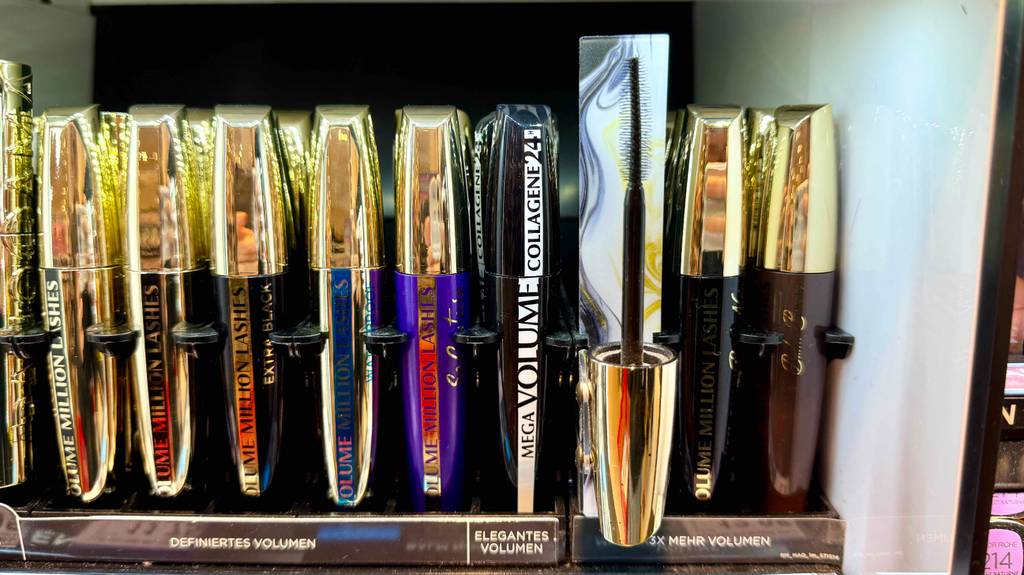 Loreal-Mascara im Test: Mehrere Ausführungen stehen neben- und hintereinander in einem Regal.