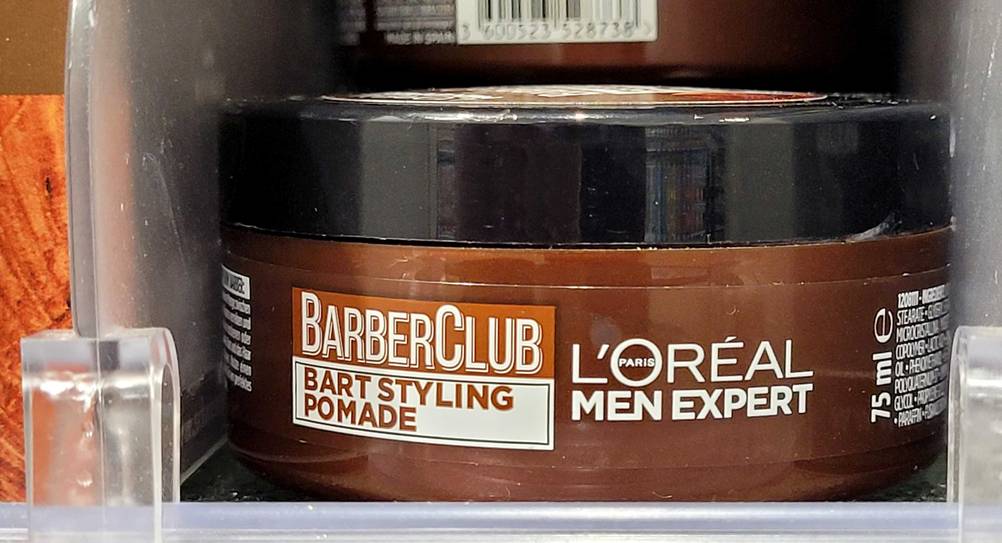Pomade getestet: Eine Packung von der Seite in einem Verkaufsregal stehend mit Logo.