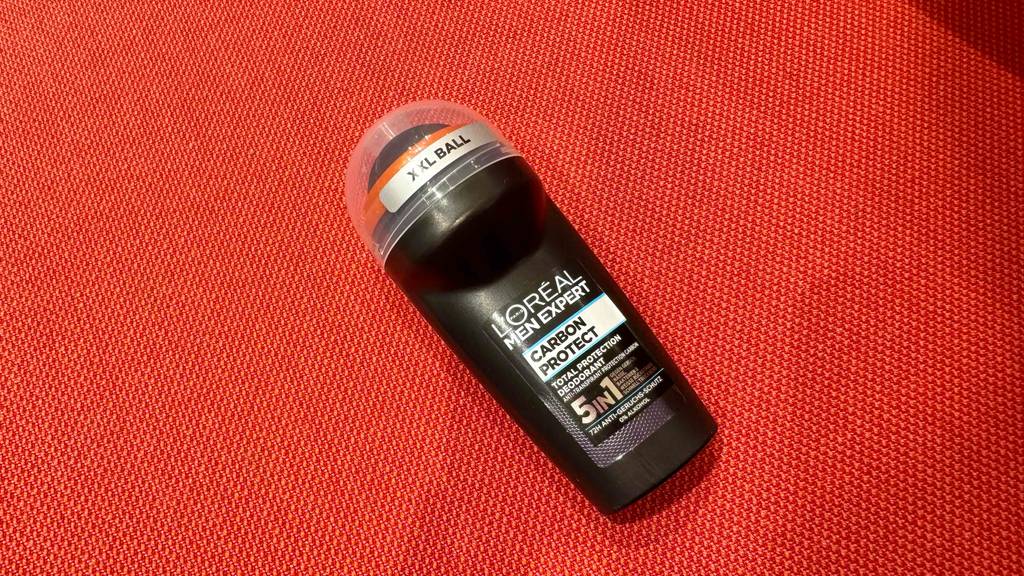 Loreal Men Expert-Deo-Test: Auf der Vorderseite stehen viele Eigenschaften.