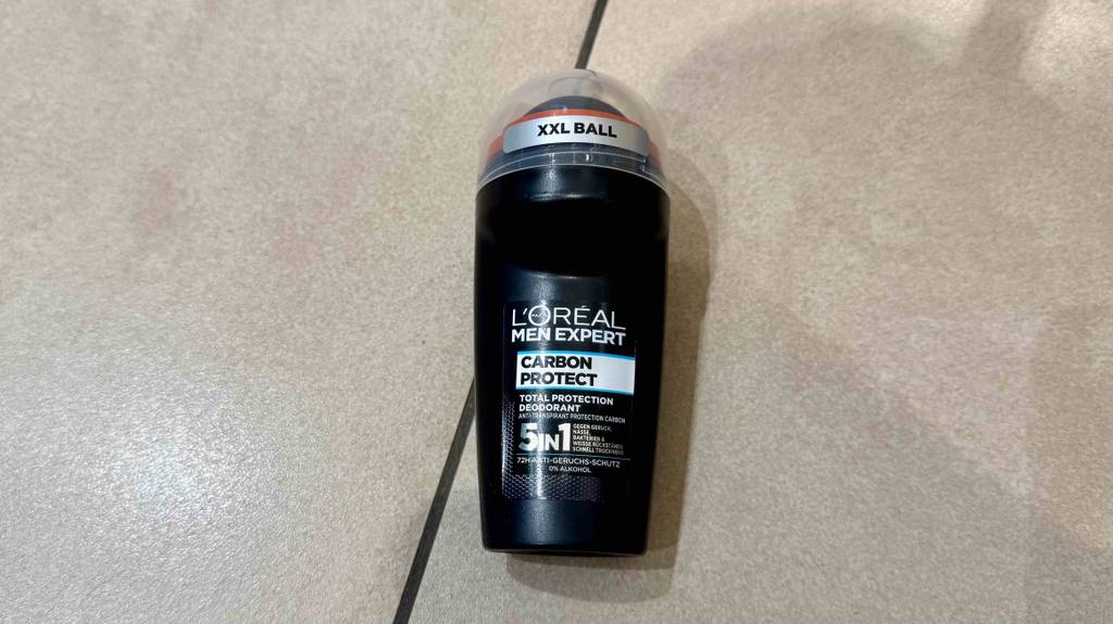 Ein getestetes Loreal Men Expert-Deo liegt auf einem Fliesenboden.