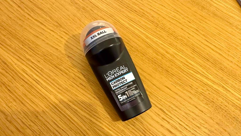 Ein Fläschchen Loreal Men Expert-Deo liegt zum testen auf einer Holzfläche.