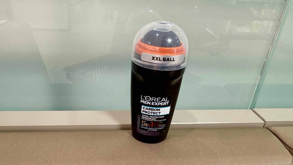 Blick auf den Roll Ball eines getesteten Loreal Men Expert-Deos.