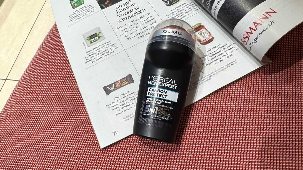 Loreal Men Expert-Deo-Test: Ein Fläschchen liegt auf einer Drogerie-Zeitschrift.