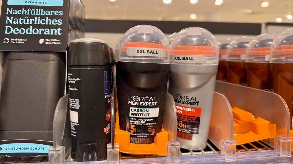 Loreal Men Expert-Deo im Test: Mehrere verschiedene Sorten stehen hinter- und nebeneinander in einem Regal.