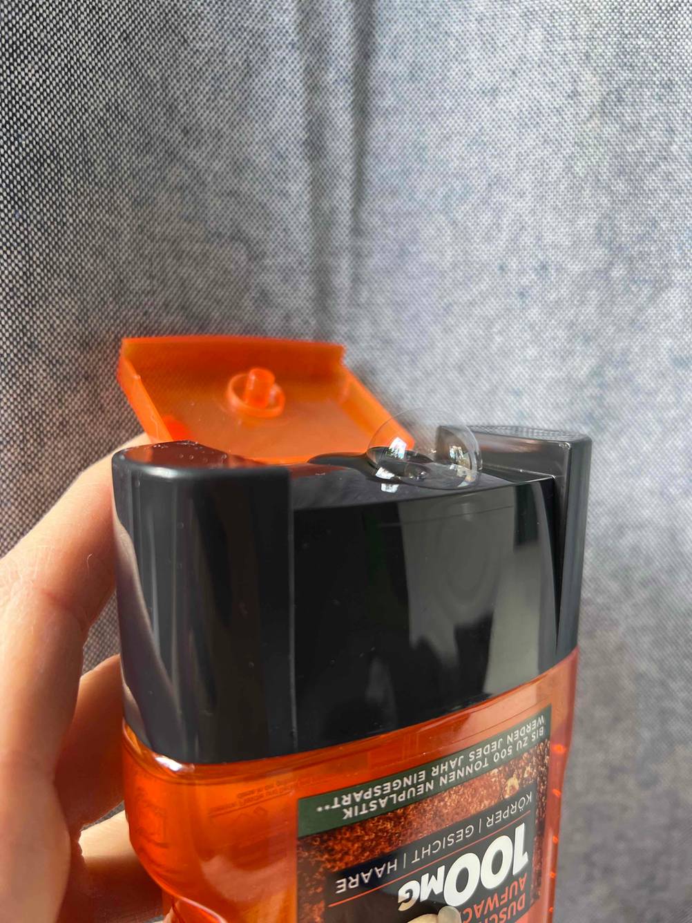 Getestet: Nahaufnahme des geöffneten Verschlusses einer Flasche Bartshampoo.