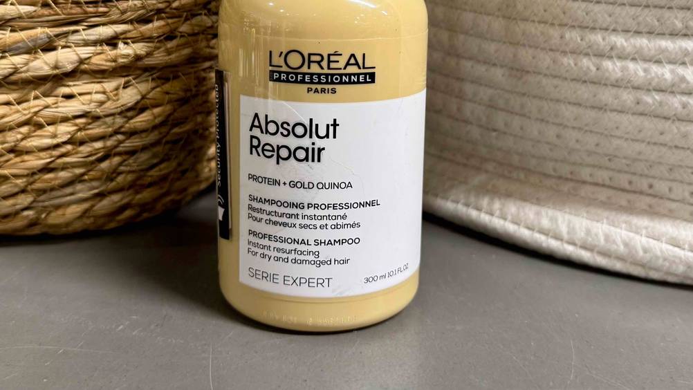 L'Oréal-Professional-Shampoo getestet: Nahaufnahme des Labels auf der Flasche mit Logo und Artikelbezeichnung.