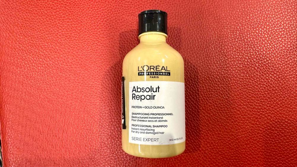 Auf einem roten Polster liegt das getestete L'Oréal-Professional-Shampoo.