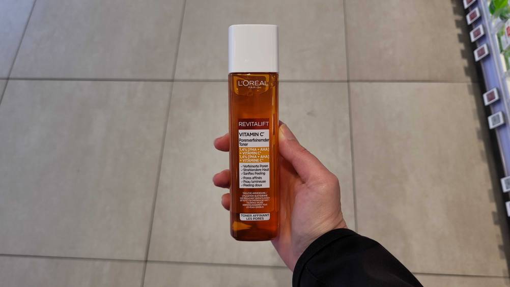 Eine Hand hält die L'Oréal-Revitalift im Test hoch.