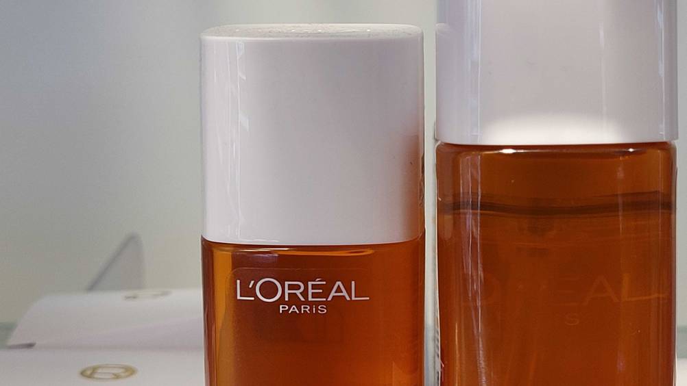 L'Oréal-Revitalift getestet: Nahaufnahme der Verschlusskappe und des Logos der Flasche.