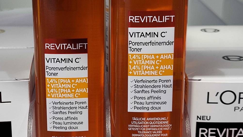 L'Oréal-Revitalift im Test: Nahaufnahme der Vorderseite der Verpackung mit Logo und Artikelbezeichnung.
