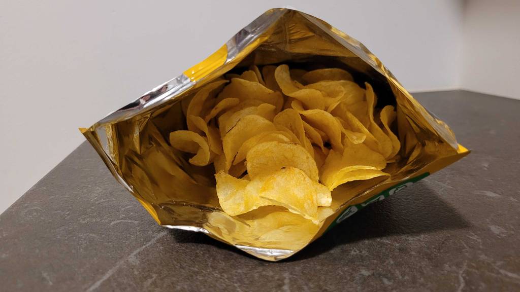 In einer Frischhaltetüte aus Aluminium befinden sich Käsechips im Test.