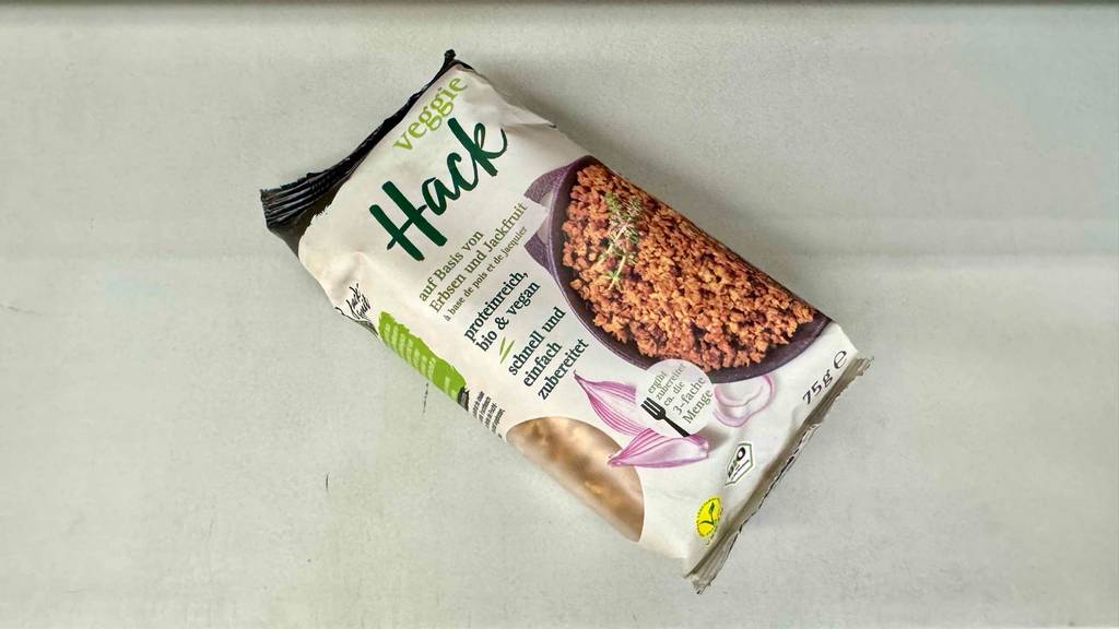 Im Test: Veganer Hack im 75-g-Beutel liegt auf einer weißen Oberfläche.