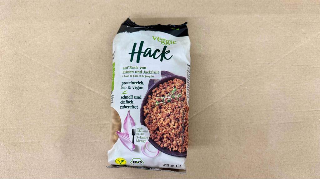 Getestet: Veganer Hack im 75-g-Beutel liegt auf einem Karton.