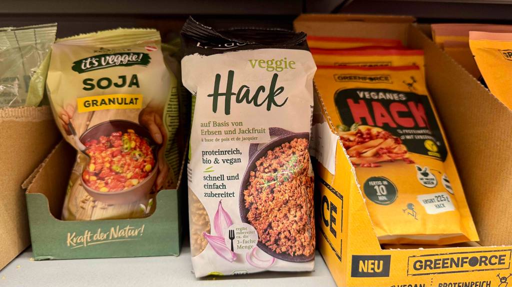 Getesteter veganer Hack im Beutel befindet sich neben weiteren Hack-Produkten auf einem Verkaufsregal.
