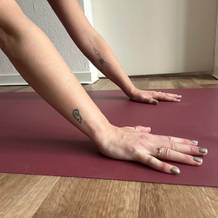 Reise-Yogamatten im Test: Hände auf Yogamatte.