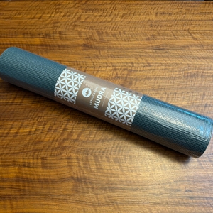 Die Lotuscrafts Mudra Studio liegt in ihrer Verpackung auf einem Tisch